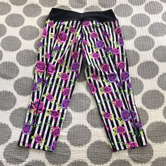 Betsy Johnson Performance Capris - Picture 5 of 8